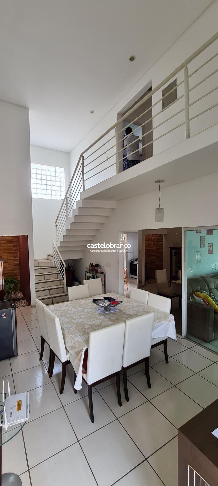 Casa ampla em Condomínio Fechado