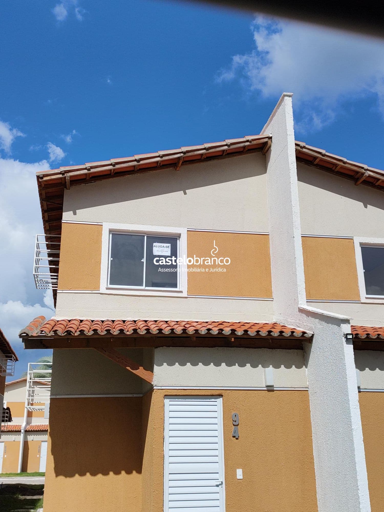 Alugo Casa duplex em condomínio fechado com lazer completo