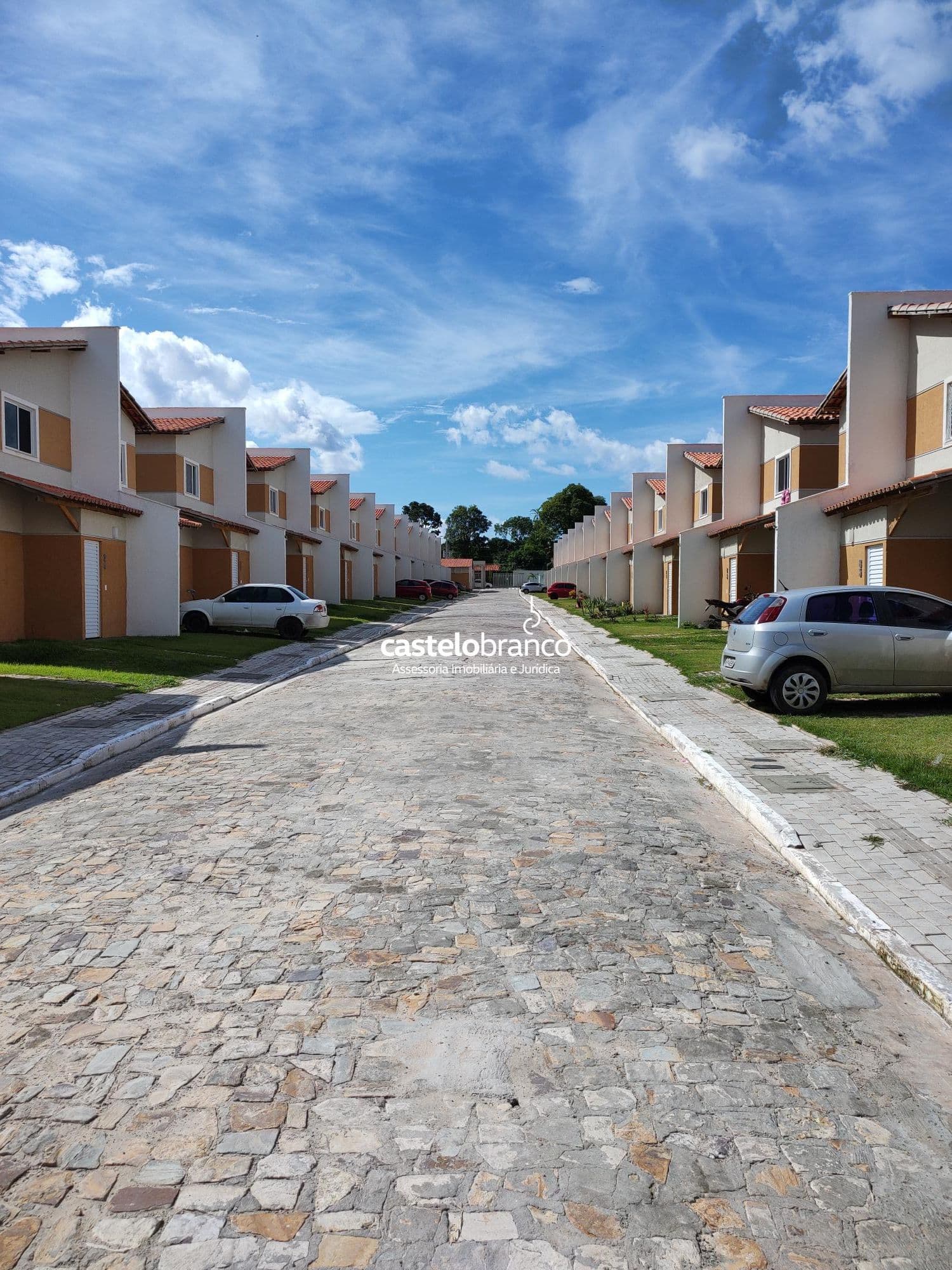 Alugo Casa duplex em condomínio fechado com lazer completo