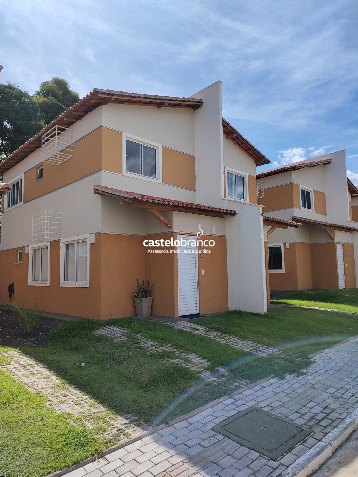 Alugo Casa duplex em condomínio fechado com lazer completo